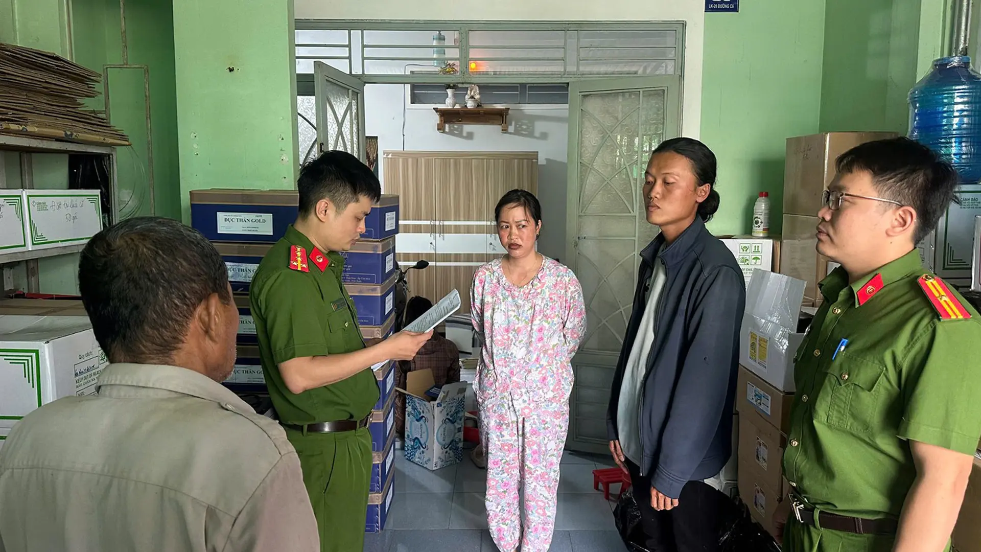 Cơ quan điều tra thi hành các quyết định tố tụng đối với Lê Thị Thúy Hồng (Ảnh: Bộ Công an).