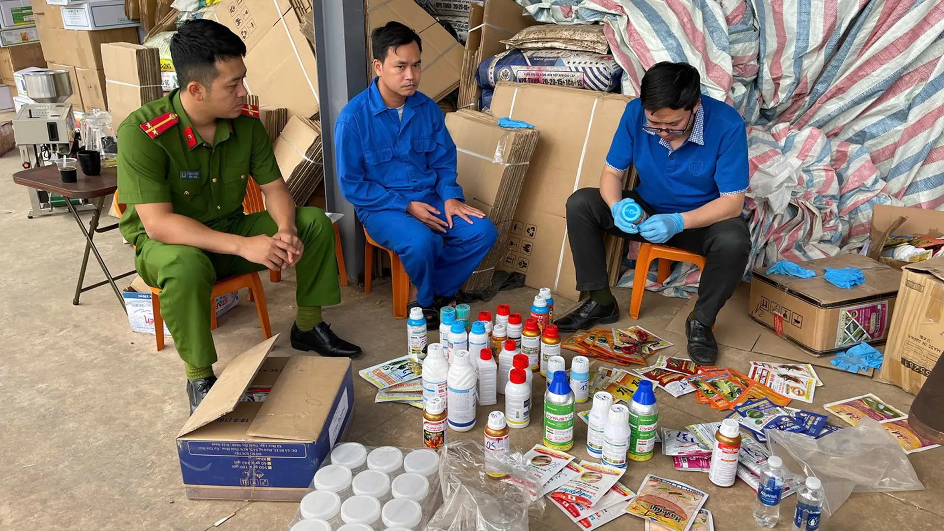 Cơ quan điều tra khám xét tại Công ty của Nguyễn Văn Tám - áo xanh ngồi giữa (Ảnh: Bộ Công an).