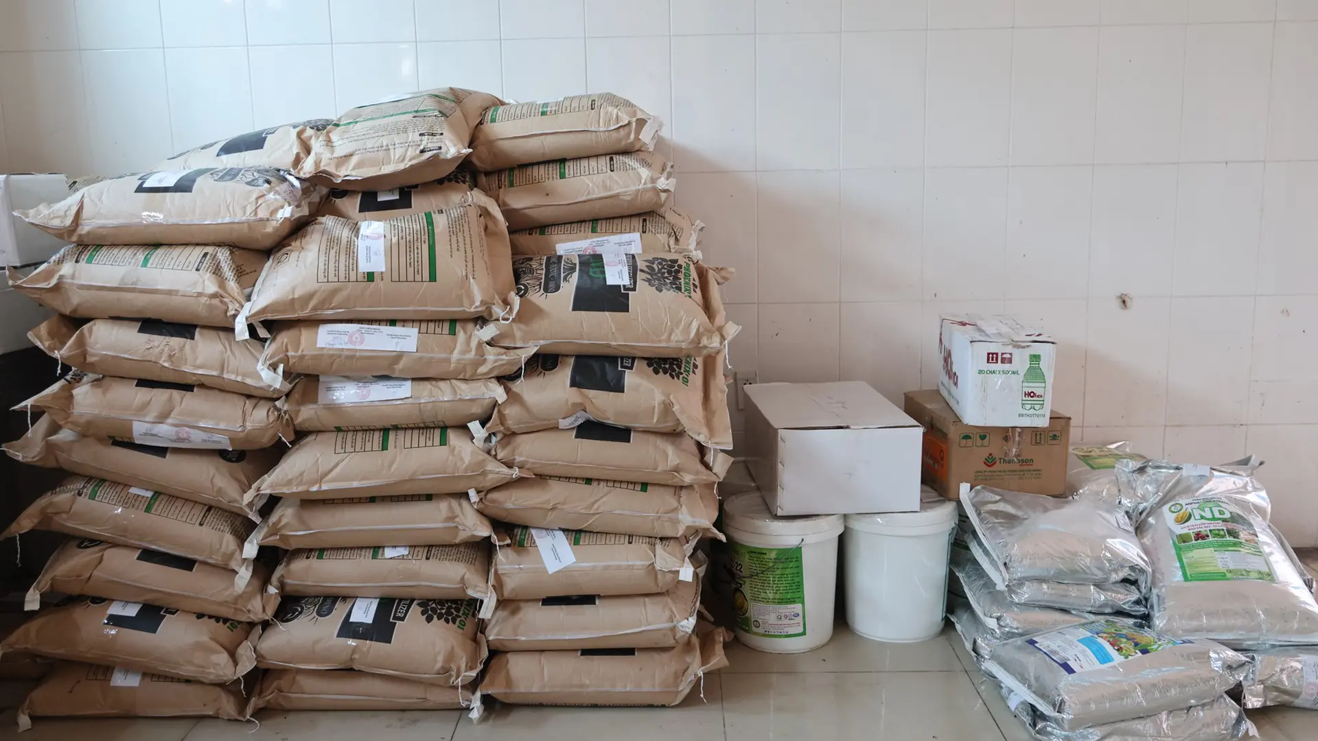 Nguyên liệu sản xuất phân bón giả (Ảnh: Cổng thông tin Chính phủ).