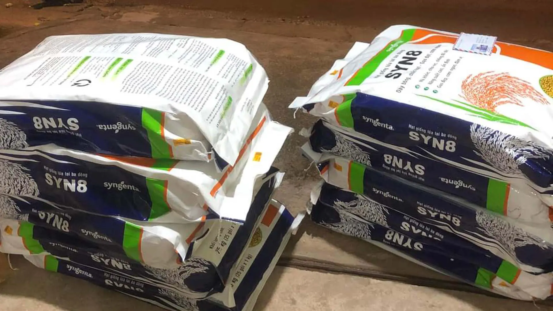 Các bao giống lúa lai 3 dòng SYN8 tại cửa hàng vật tư nông nghiệp.