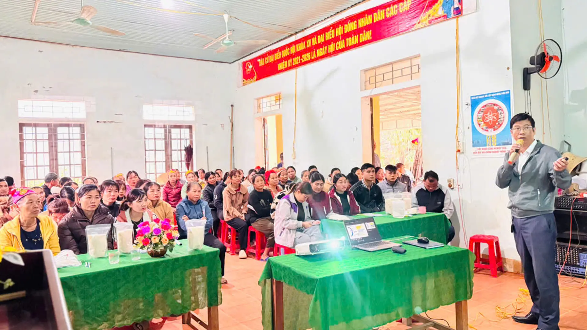 Cán bộ của Công ty TNHH Syngenta Việt Nam chia sẻ về giống lúa SYN12.