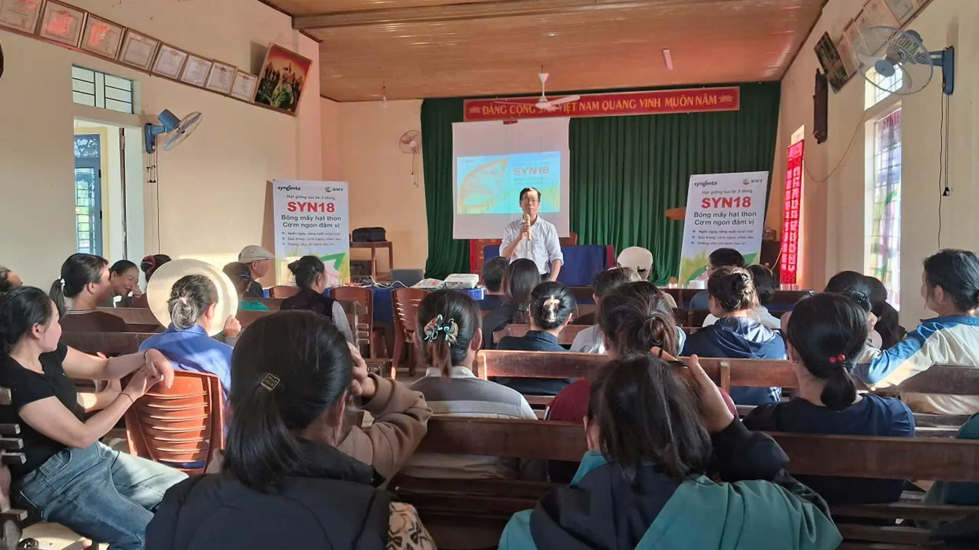Buổi chuyển giao kỹ thuật có sự tham gia của Cán bộ Công ty TNHH Syngenta Việt Nam.