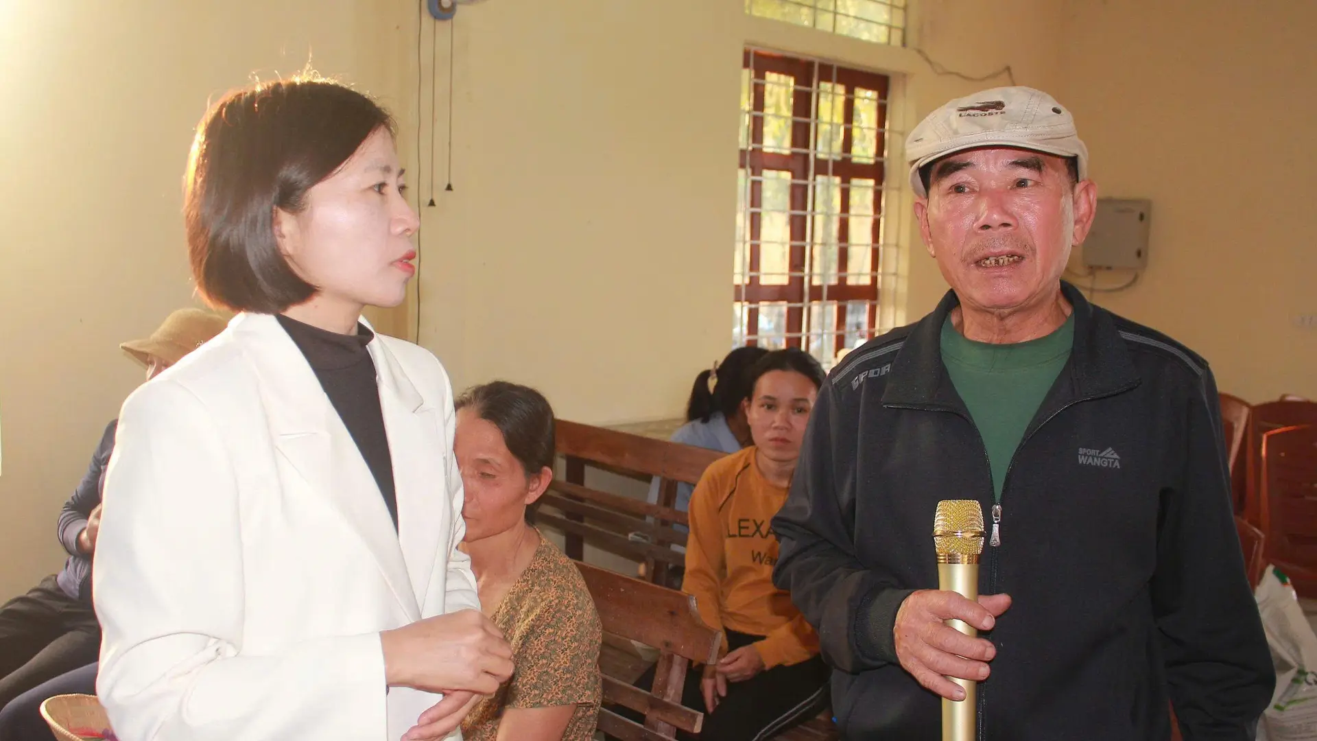 Bà con trong xóm tích cực tham gia thảo luận về kỹ thuật trồng lúa vụ Xuân.